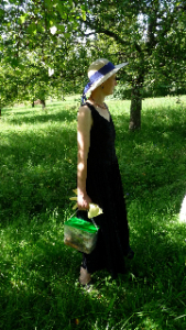 Frau Mann im Garten